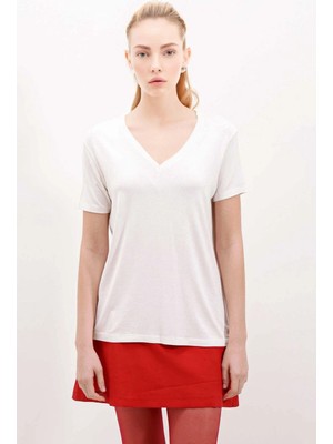 Hazelin Kadın Ekru V Yaka Hafif Oversize T-Shirt HZL24S-BD143151