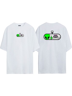 The Wert Unisex Dikiz Aynasından Bakan Uzaylı Ön Arka Baskılı Beyaz Oversize T-Shirt