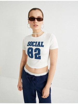 Koton Crop Tişört Kolej Temalı Aplike Detaylı Kısa Kollu Bisiklet Yaka