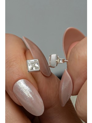 Nereze 925 Ayar Gümüş Rodyum Kaplama Beyaz Taşlı Kare Küpe