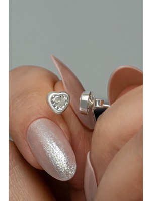 Nereze 925 Ayar Gümüş Rodyum Kaplama Beyaz Taşlı Kalp Küpe