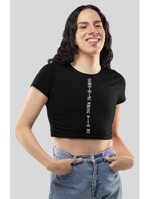 Fuddy Moda Some Thing Wrong With Me Yazılı Crop Top, Kadın Yazı Baskılı Crop Bluz
