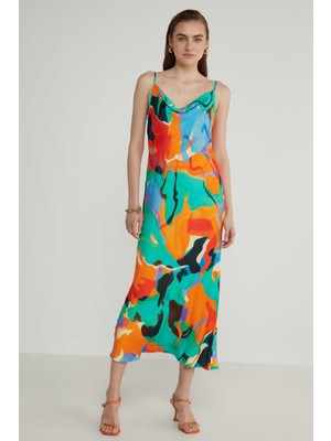 Vitrin Askılı Degaje Yaka Uzun Elbise