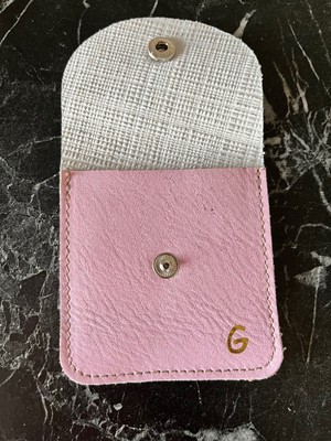 Pinkylola Design G Harfi Açık Mavi Jean Dokulu Pembe  Deri Mini Bozuk Para Cüzdanı, Airpod Kılıf (Kare Model)