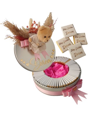 Çikolata Cafe Belçika Çikolatası Kız Bebek Çikolatası Ayıcıklı Pleksi Isimli, Çiçek Süslemeli (Gümüş Yuvarlakmetal Kutu)