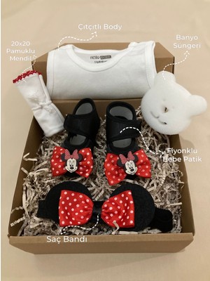 Masal Baby Kids Hoşgeldin Bebek Hediye Seti , Bandanalı Bebek Patik & Çıtçıtlı Body & Mendil & Banyo Süngerli Hediye Kutusu