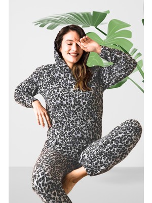 D Kit Boutique Beyaz Kapüşonlu Leopar Desenli Polar Örme Pijama Takımı