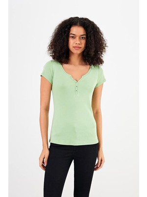 Vena Kadın Matilda Su Yeşili Düğme Detaylı Vücuda Oturan Tişört