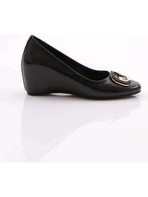 DGN Kadın Aksesuarlı Siyah Rugan Dolgu Topuklu Ayakkabı Orta Taban Tipi