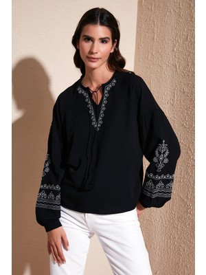 Lela Yakası Bağlamalı Kolları Nakışlı V Yaka Regular Fit Bluz Bayan BLUZ 611BZ0368