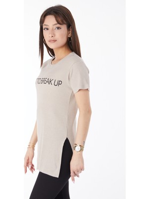 Tofisa Düz Bisiklet Yaka Kadın Bej Baskılı Yırtmaçlı T-Shirt - 24791