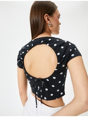 Koton Arkası Dekolte Puantiyeli Tişört Crop Fiyonk Detaylı