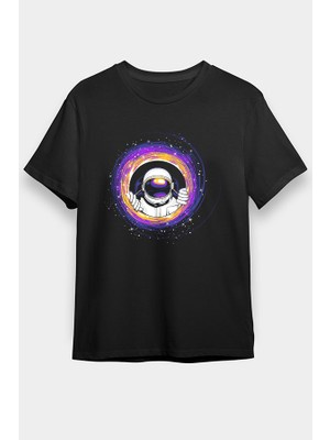 Darkhane Kara Delikten Bakan Astronot Siyah Unisex Tişört T-Shirt