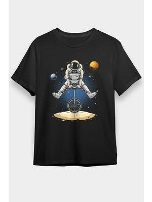 Darkhane Tek Tekerlekli Bisiklet Kullanan Astronot Siyah Unisex Tişört T-Shirt