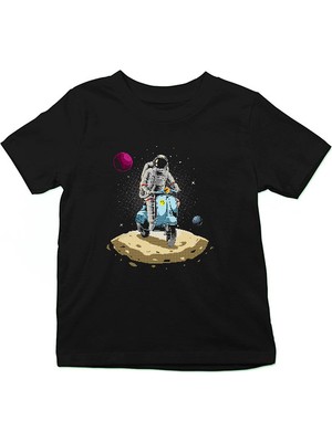 Darkhane Scooter Süren Astronot Siyah Unisex Çocuk Tişört T-Shirt