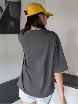 Trendseninle Kadın Koyu Gri Explore Baskılı Oversize Bisiklet Yaka T-Shirt