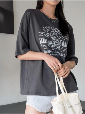 Trendseninle Kadın Koyu Gri Explore Baskılı Oversize Bisiklet Yaka T-Shirt