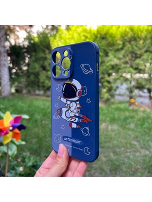 Bumudur Aksesuar Apple iPhone 14 Pro Max Aydaki Astronot Lacivert Silikon Kılıf