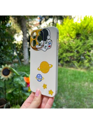 Bumudur Aksesuar Apple iPhone 14 Pro Max Aydaki Astronot Krem Silikon Kılıf