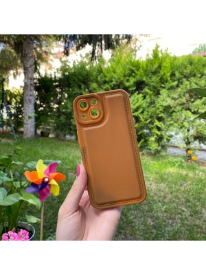 Bumudur Aksesuar Apple iPhone 13 Kamera Korumalı Deri Desenli Kahverengi Silikon Kılıf