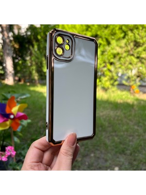 Bumudur Aksesuar Apple iPhone 11 Kamera Korumalı Altın Renkli Beyaz Silikon Kılıf