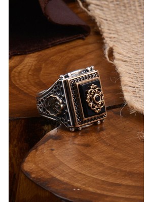 Vogutima Anadolu Desenli Oniks Taşlı Yanı Işlemeli Erkek Gümüş Yüzük