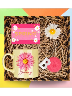 Ejoya Kişiye Özel Tasarım Kupa & Ponpon Anahtarlık & Papatya Mum Hediye Kutusu 112941
