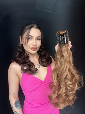 Suzan Peruk Mandallı Postik Toka At Kuyruğu 55 cm Dalgalı Fönlenebilir Karamel