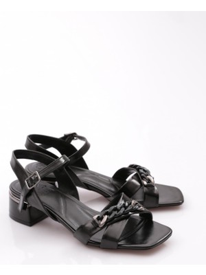 Dgn 303-23Y Kadin Çapraz Bantli Zincir Aksesuarli Alçak Topuklu Sandalet