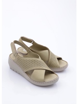 Dgn 1000 Kadin Delikli Kalin Topuk Sandalet