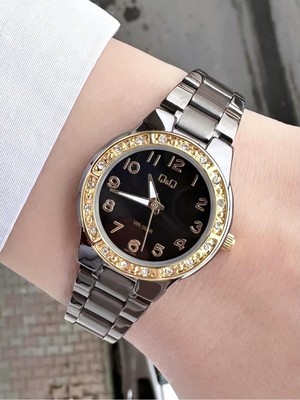 Q&Q Kadın Gold Metal Kordon Taş Detaylı Çerçeve Sayı Göstergeli Beyaz Kadran Şık Zarif Analog Kol Saati