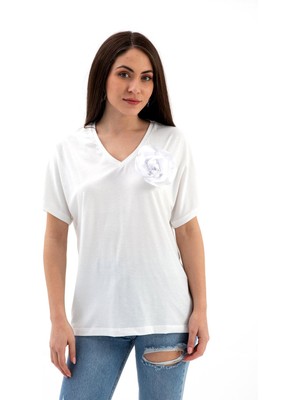 Vapur Tekstil V Yaka Broş Gül Detaylı T-Shirt - Beyaz