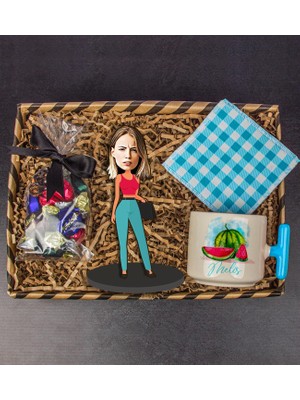 Ejoya Kişiye Özel Karikatür Biblo & Latte Fincanı & Bardak Altlığı & Dolgulu Çikolatalar Hediye Kutusu 112018