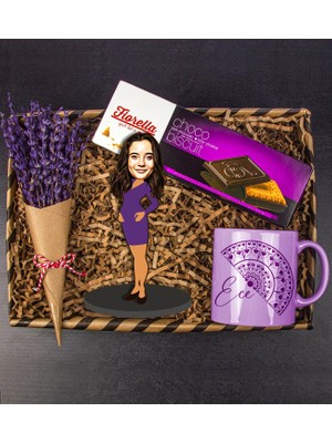 Ejoya Kişiye Özel Karikatür Biblo & Kupa & Lavanta Buketi & Çikolatalı Biskuvit Hediye Kutusu 112025