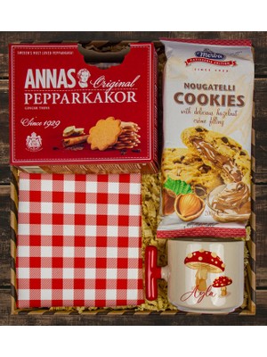 Ejoya Kişiye Özel Latte Kupası & Nutella Fındıklı Kurabiye & Tarçın ve Zencefilli Kurabiye & Amerikan Servis Hediye Kutusu 111107