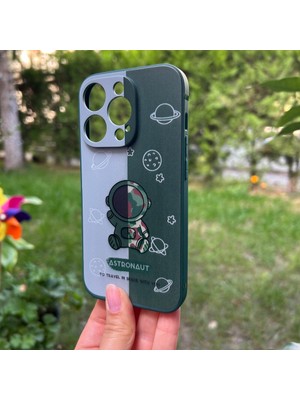Bumudur Aksesuar iPhone 14 Pro Aydaki Astronot Yeşil Silikon Kılıf