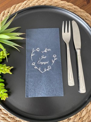 Kidspartim Gümüş Yaldızlı Siyah Kalp Çelenk Just Engaged Peçete 16 Adet