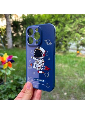 Bumudur Aksesuar iPhone 14 Pro Aydaki Astronot Lacivert Silikon Kılıf