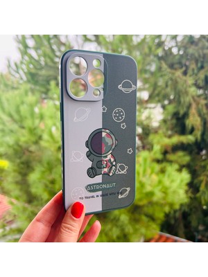 Bumudur Aksesuar iPhone 14 Pro Max Aydaki Astronot Yeşil Silikon Kılıf