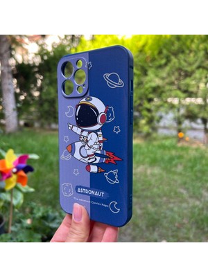 Bumudur Aksesuar iPhone 12 Pro Max Aydaki Astronot Lacivert Silikon Kılıf