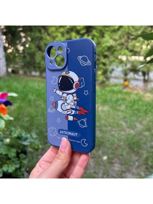 Bumudur Aksesuar iPhone 14 Aydaki Astronot Lacivert Silikon Kılıf