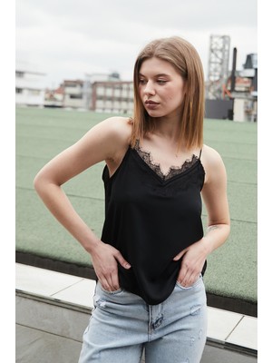 Jument Kadın Likrasız Şık Kumaş Yakası Dantelli İp Askılı Bluz-Siyah