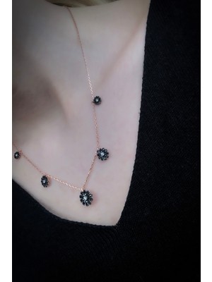 Sunshine 925 Ayar Siyah Taşlı Süzme Papatya Kolye