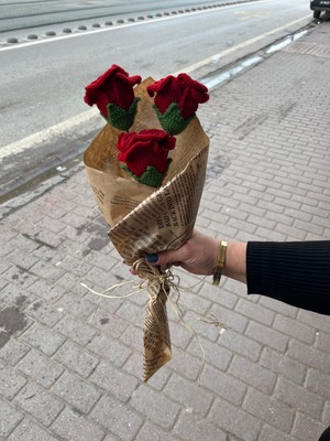 İzmit Çınar Kadın Kooperatifi Örgü Kırmızı 3'lü Gül Buketi,kırmızı Gül,el Yapımı Çiçek Buketi,anneye,sevgiliye,öğretmene Hediye