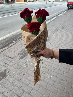 İzmit Çınar Kadın Kooperatifi Örgü Kırmızı 3'lü Gül Buketi,kırmızı Gül,el Yapımı Çiçek Buketi,anneye,sevgiliye,öğretmene Hediye