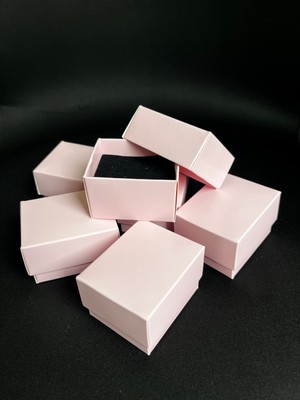 Örün Matbaa Pembe Renk Süngerli Yüzük Kutusu 5,5x4,5x3,5cm - 15 Adet Yapılı Kutu olarak Sevk