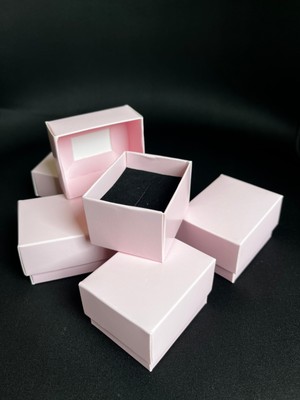 Örün Matbaa Pembe Renk Süngerli Yüzük Kutusu 5,5x4,5x3,5cm - 15 Adet Yapılı Kutu olarak Sevk