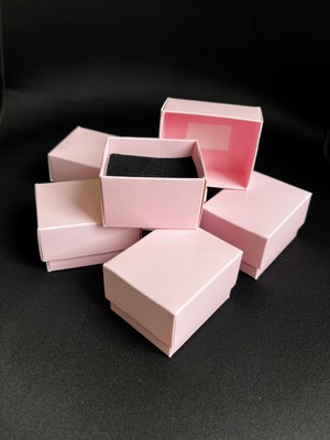 Örün Matbaa Pembe Renk Süngerli Yüzük Kutusu 5,5x4,5x3,5cm - 15 Adet Yapılı Kutu olarak Sevk