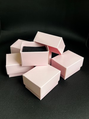 Örün Matbaa Pembe Renk Süngerli Yüzük Kutusu 5,5x4,5x3,5cm - 15 Adet Yapılı Kutu olarak Sevk