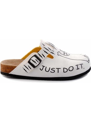 Bambi Beyaz Kadın Terlik Suni Deri Malzeme ile Günlük Kullanım için Rahat Tasarım